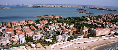 Una spiaggia nelle vicinanze
