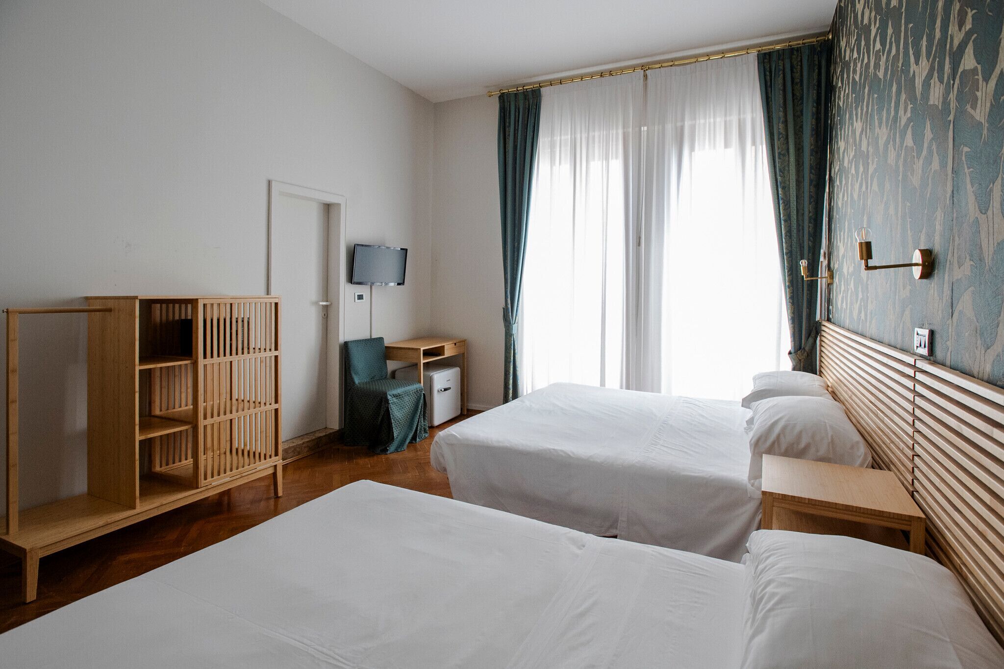 Familiekamer | Een kluis op de kamer, een bureau, een laptopwerkplek