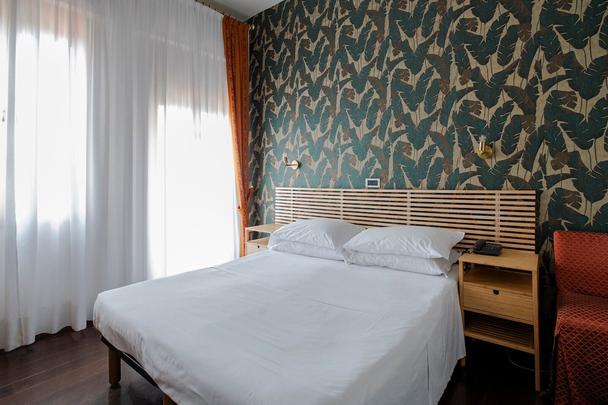 Habitación estándar con 1 cama doble o 2 individuales | Caja fuerte, escritorio, espacio para trabajar con un portátil