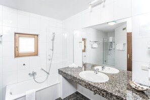 Artículos de tocador gratuitos, secador de pelo, batas, pantuflas