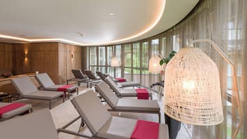 Un sauna, una bañera de hidromasaje, baño turco, tratamientos corporales