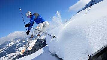 Un esquiador realizando un salto sobre una rampa de nieve.