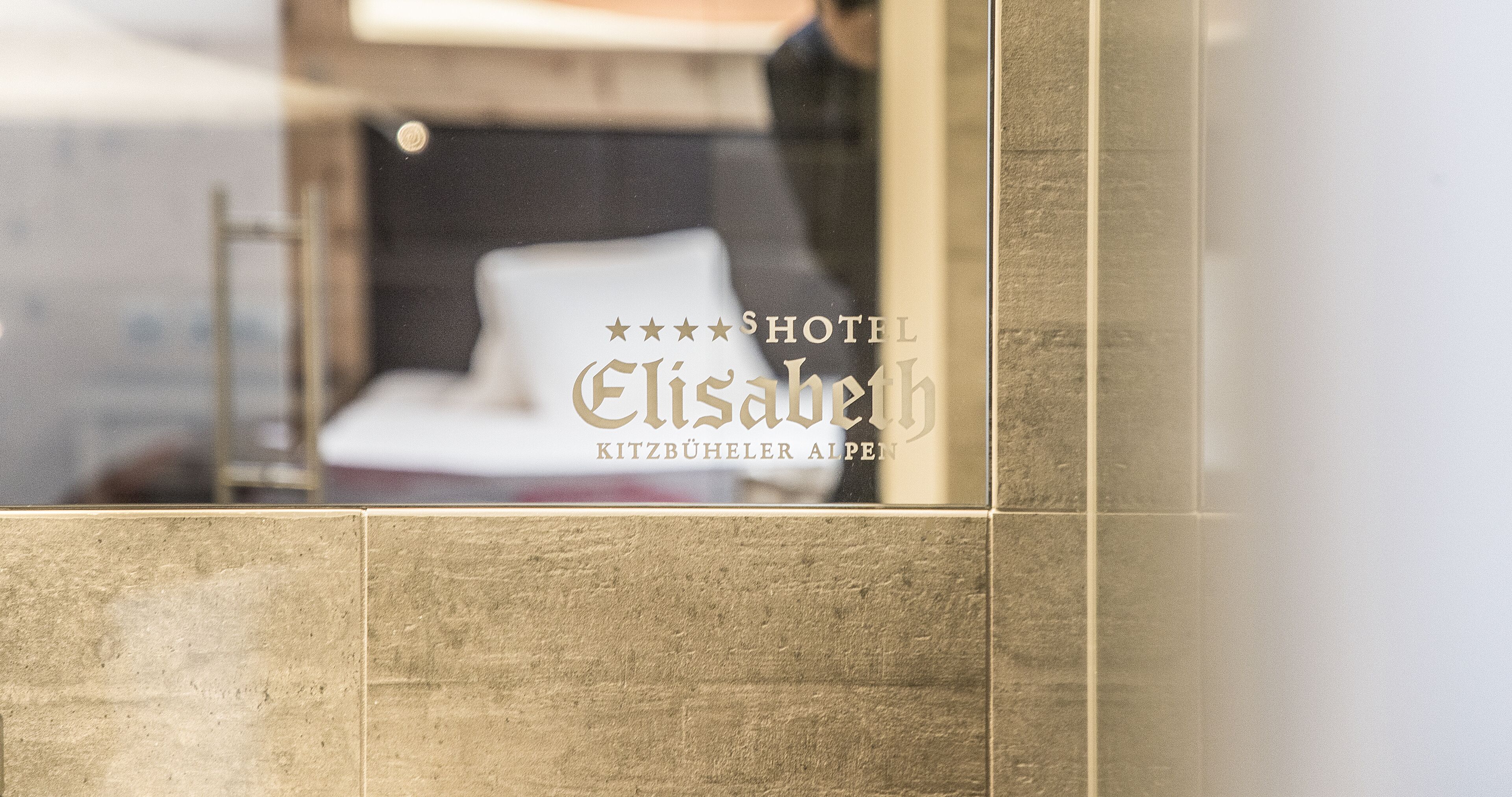Un letrero de hotel con el nombre 'Elisabeth' y la dirección 'Kitzbüheler Alpen'.