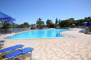Una piscina cubierta, 3 piscinas al aire libre, sombrillas, tumbonas
