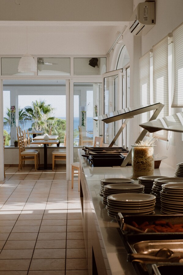 2 restaurants, breakfast served - Sunshine Village Hotel (Hersonissos)