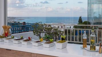 2 restaurants, breakfast served