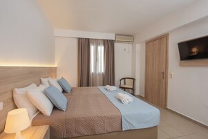 Escritorio y espacio para trabajar con un portátil