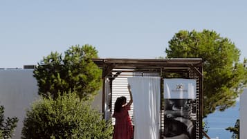 Een binnenzwembad, 3 buitenzwembaden, parasols voor strand/zwembad