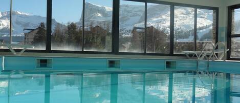 Alberca techada, acceso de 10:00 a 19:00, y camastros