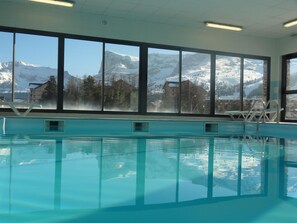 Piscine couverte, accÚs possible de 10 h 00 à 19 h 00, chaises longues
