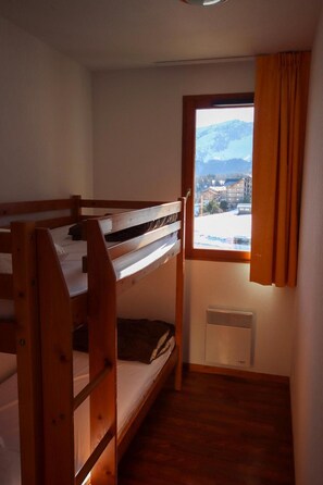 Verdunkelungsvorhänge, schallisolierte Zimmer, Bügeleisen/Bügelbrett