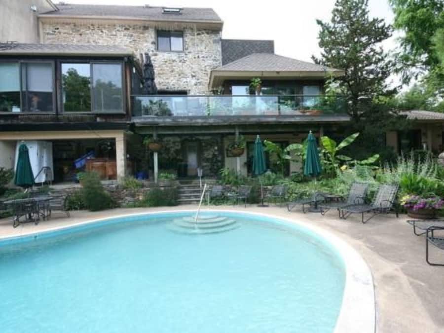 Una piscina al aire libre de temporada, sombrillas
