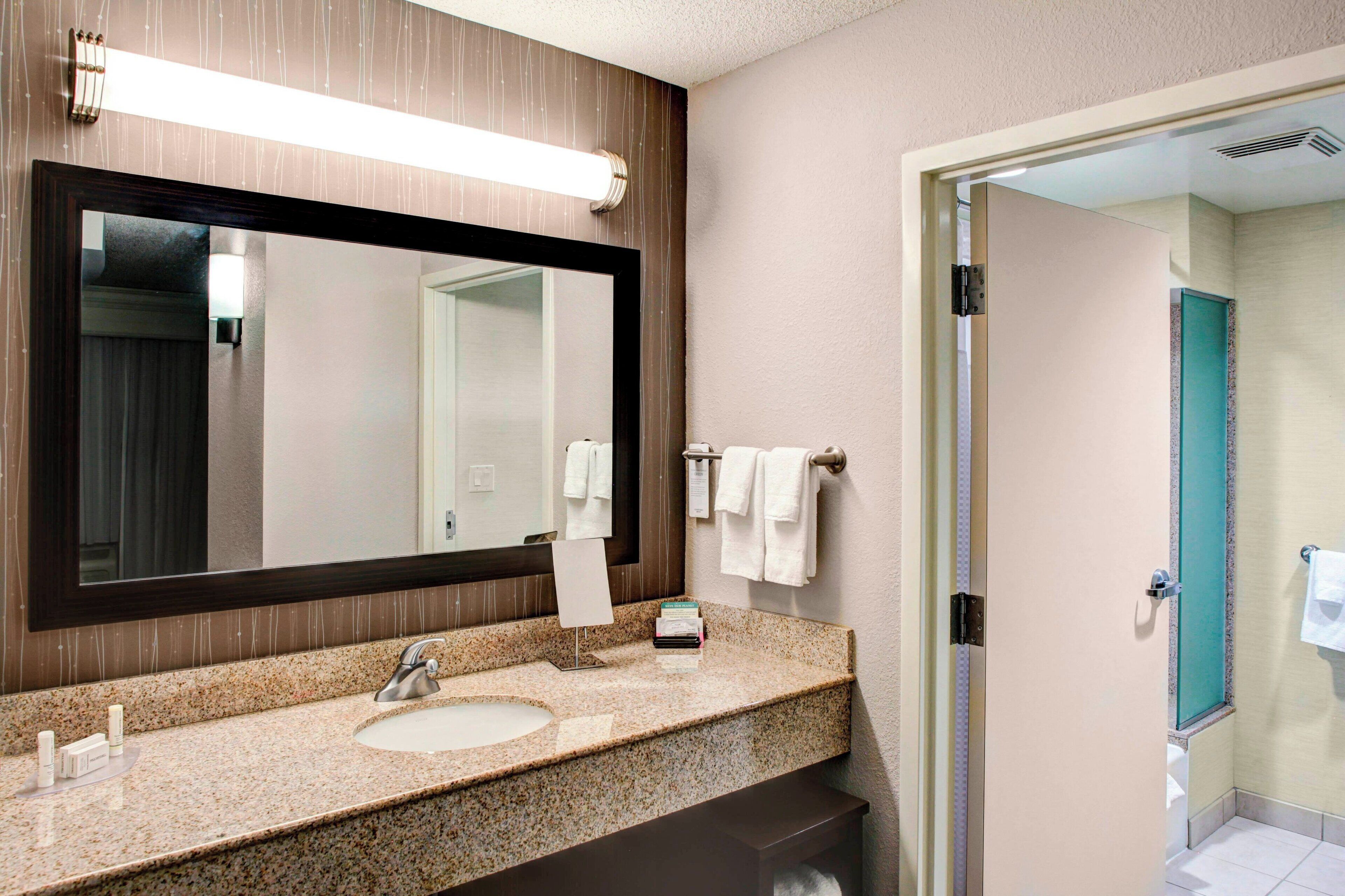 suite, 1 bedroom | bathroom | combined shower/bathtub, free toiletries, hair dryer, towels