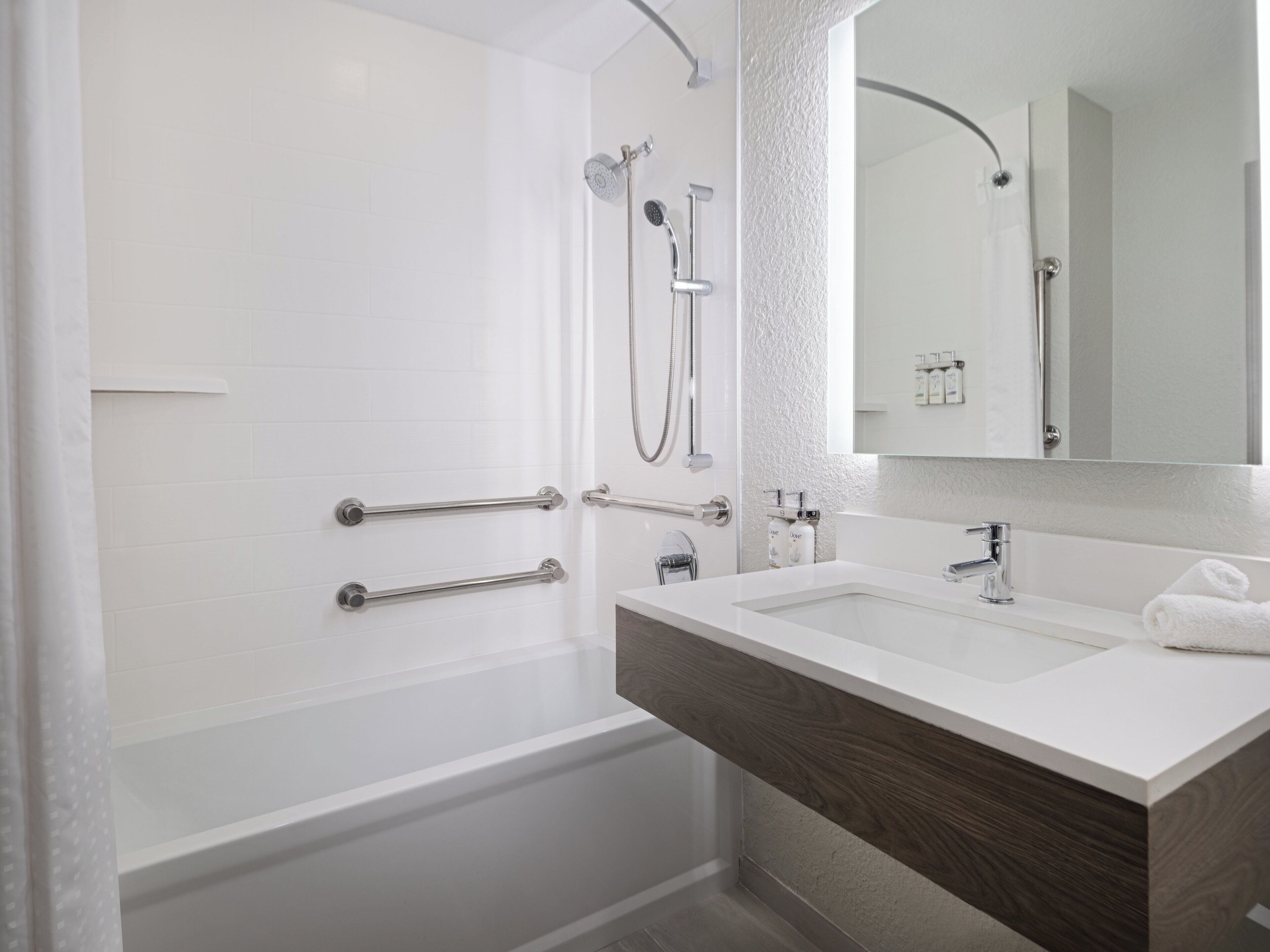 combined shower/bathtub, hair dryer, towels