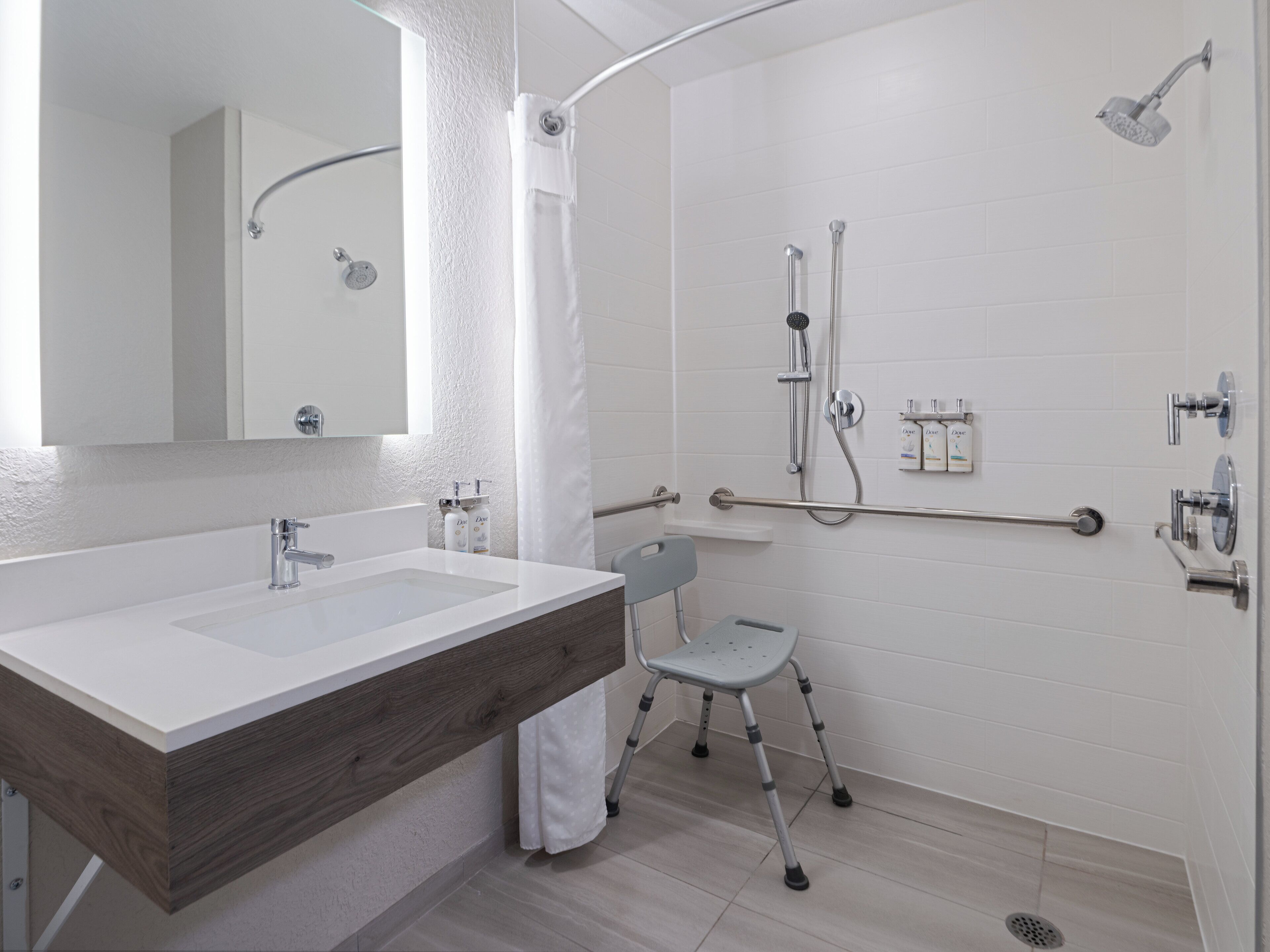 combined shower/bathtub, hair dryer, towels