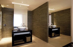 ของใช้ในห้องน้ำฟรี, ไดร์เป่าผม, ผ้าเช็ดตัว