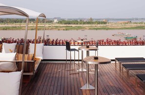 บริการอาหารเช้า อาหารกลางวัน และอาหารเย็น