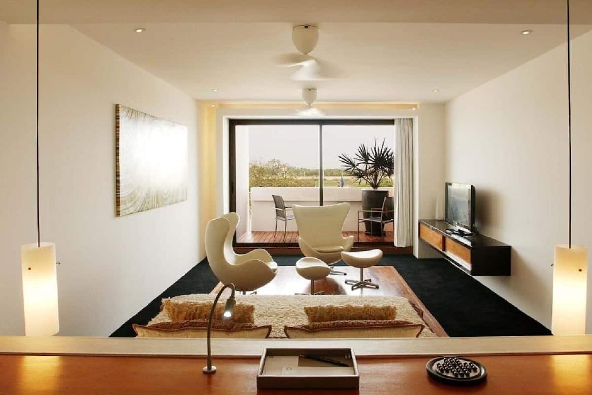 Suite panoramique, 1 très grand lit, vue sur le fleuve | Minibar, coffre-fort, rideaux d’obscurcissement