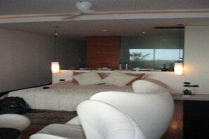 Minibar, in-room safe, blackout drapes, soundproofing - The Quay Boutique Hotel (Phnom Penh)