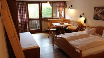 Comfort-Zimmer, 1 Doppelbett, Balkon | Individuell dekoriert, individuell eingerichtet, Babybetten