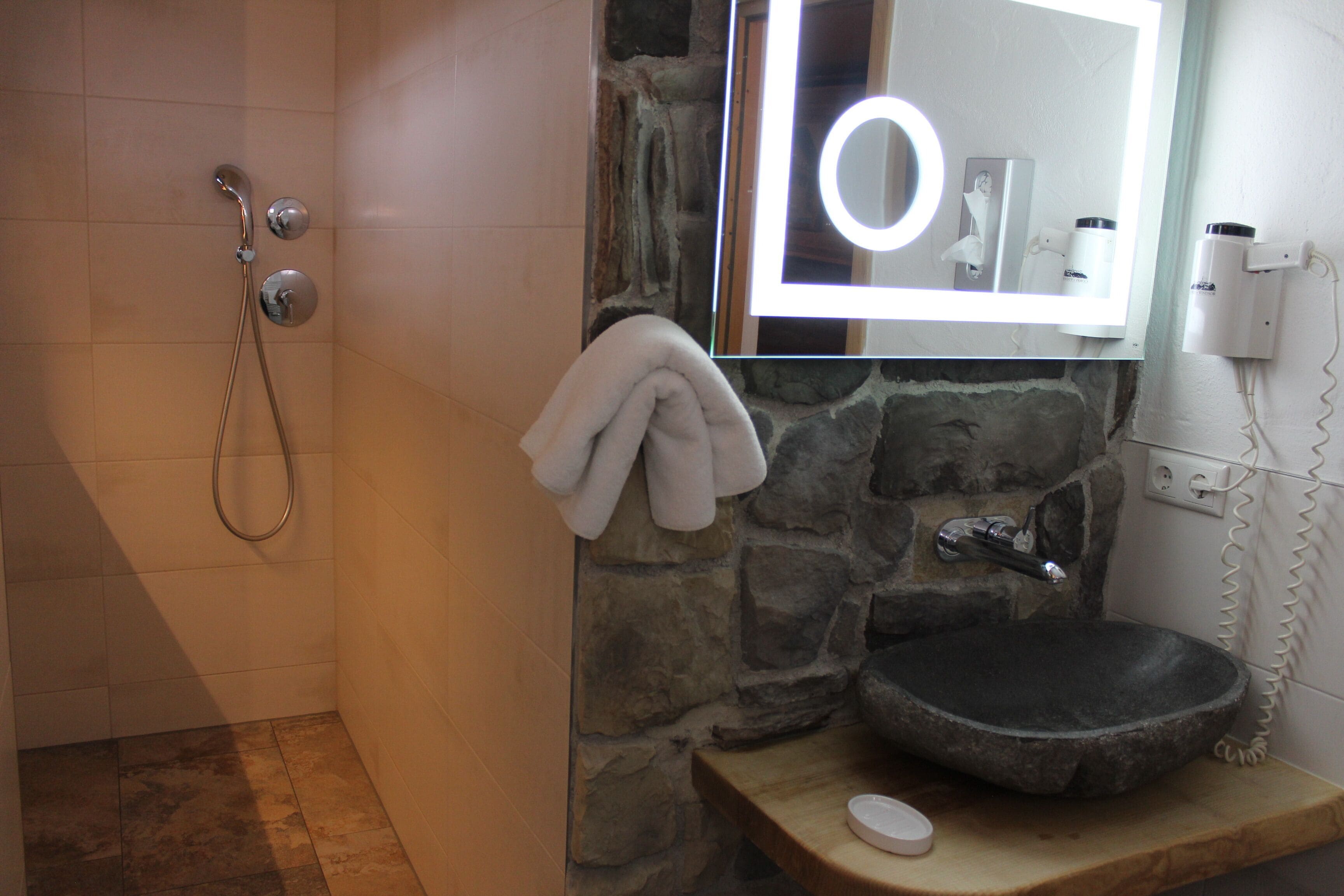 Deluxe Double Room, 1 Double Bed | Bathroom