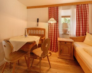 Individually decorated, individually furnished, cribs/infant beds - Gasthof Ochsenwirt (Oberaudorf)