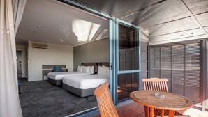 Una habitación de hotel con una cama, un escritorio y una silla.