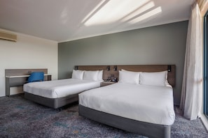 Superior Plus Studio Twin Queen | Desk, iron/ironing board, free WiFi, bed sheets - Heartland Hotel Auckland Airport (Auckland)