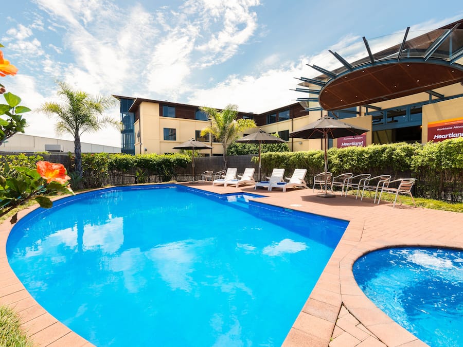 Piscine extérieure, chaises longues