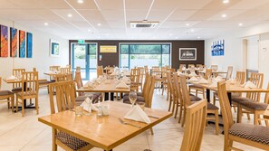 Breakfast and dinner served - Heartland Hotel Auckland Airport (Auckland)