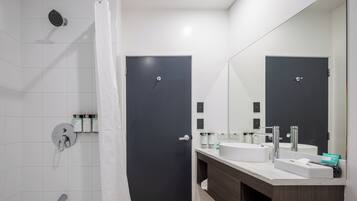 Superior 1 Bedroom King Suite | Bathroom | Free toiletries, hair dryer, towels