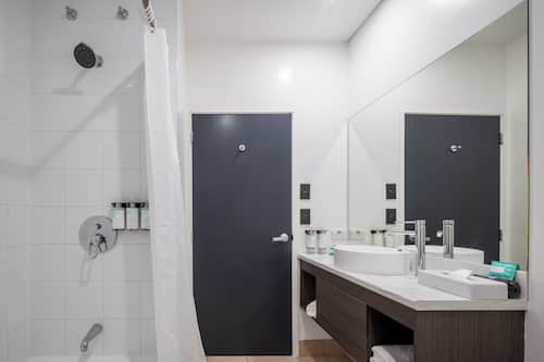 Superior 1 Bedroom King Suite | Bathroom | Free toiletries, hair dryer, towels