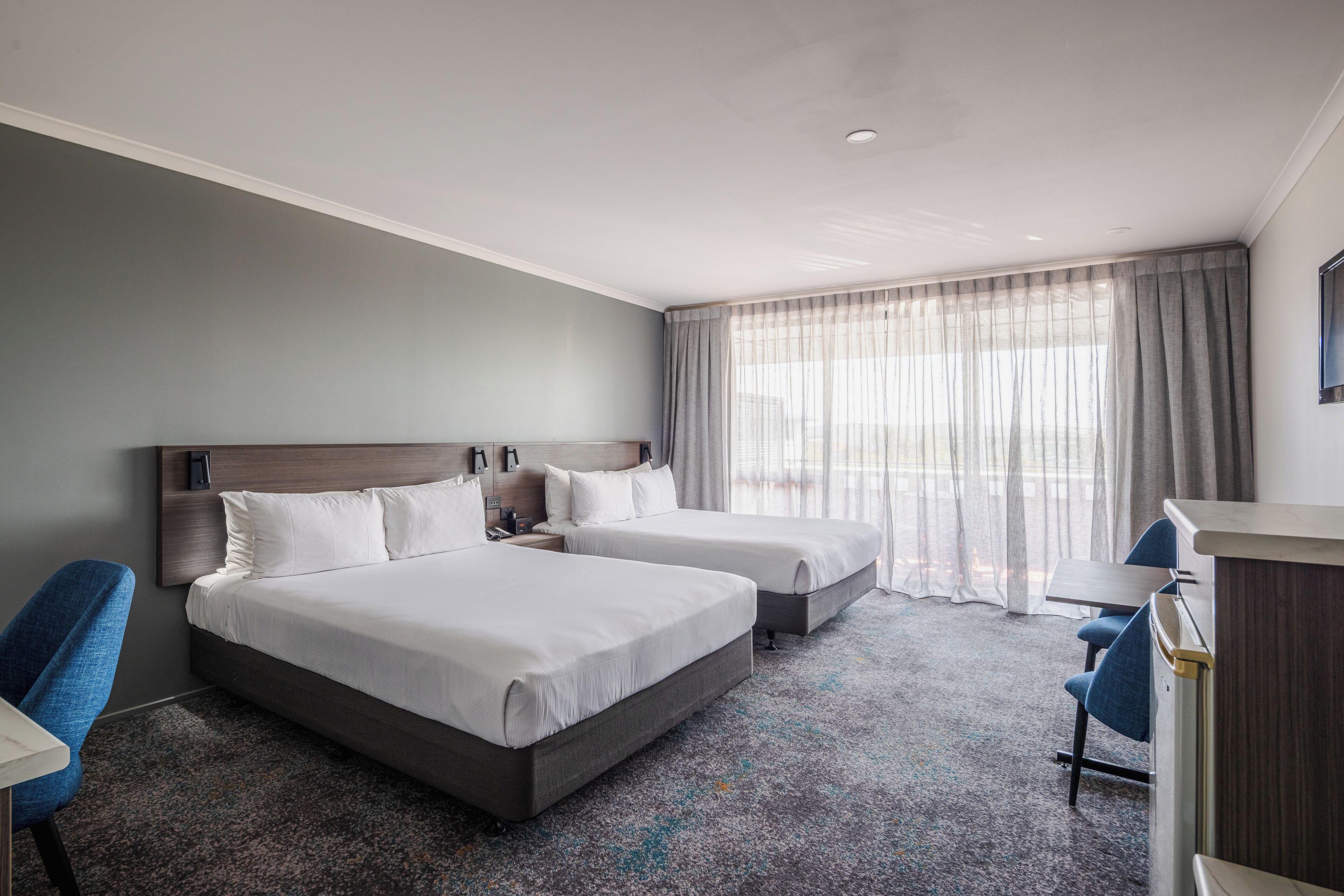 Superior Plus Studio Twin Queen | Desk, iron/ironing board, free WiFi, bed sheets