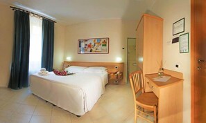 Desk, soundproofing, free WiFi, bed sheets - Hotel Astor (Pisa)