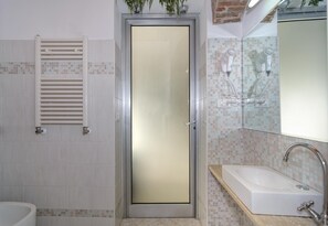 Bathroom | Shower, hair dryer, towels - Hotel Astor (Pisa)