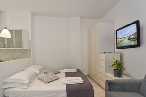 Desk, soundproofing, free WiFi, bed sheets - Hotel Astor (Pisa)