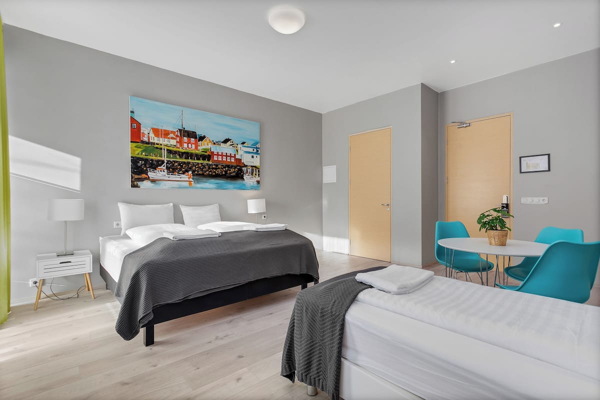 Chambre Triple, 3 lits une place | Rideaux occultants, chambres insonorisées, lits bébé (gratuits)