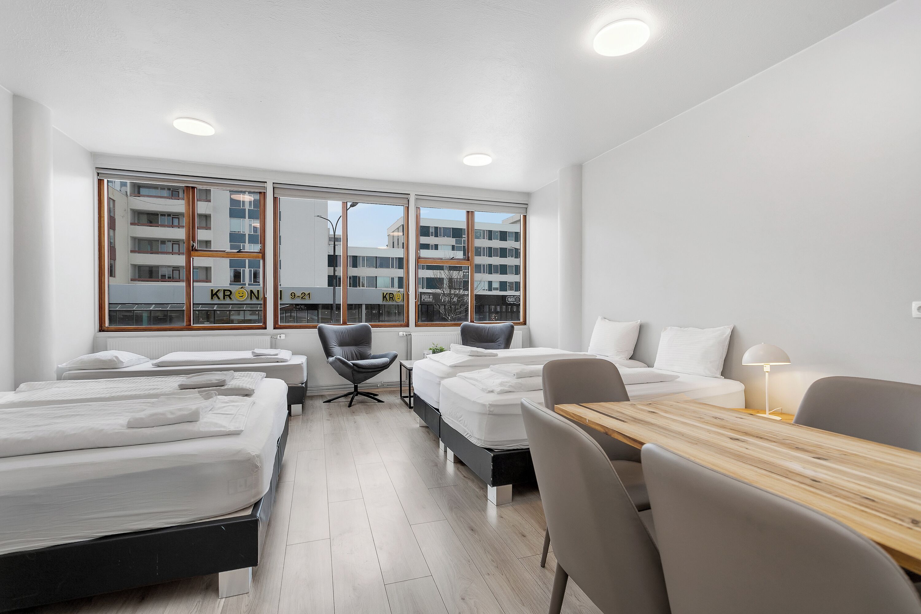 Studio | Verdunkelungsvorhänge, schallisolierte Zimmer, kostenlose Babybetten