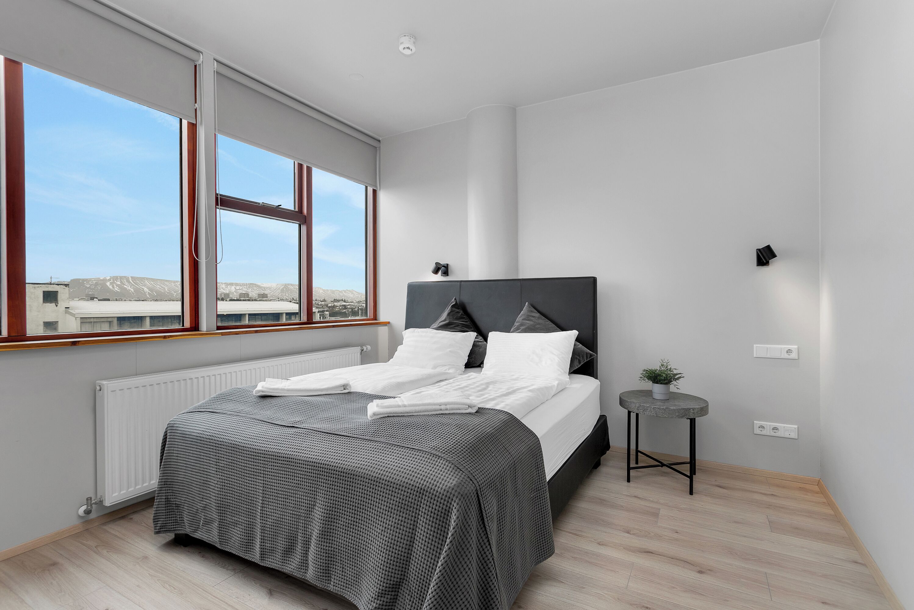 Estudio familiar, vista parcial al mar | Cortinas blackout, insonorización, cunas gratuitas y wifi gratis 