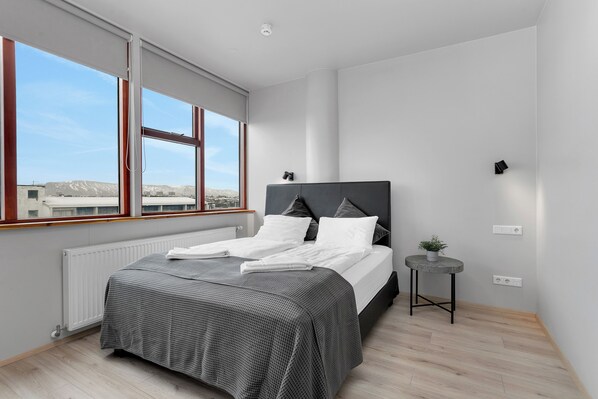 Estudio familiar, vistas parciales al mar | Cortinas opacas, sistema de insonorización, cunas gratuitas