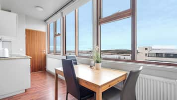 Dreibettzimmer, 3 Einzelbetten | Essbereich im Zimmer