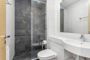 Monolocale Economy, 1 letto queen | Bagno | Doccia, set di cortesia gratuito, asciugacapelli, asciugamani