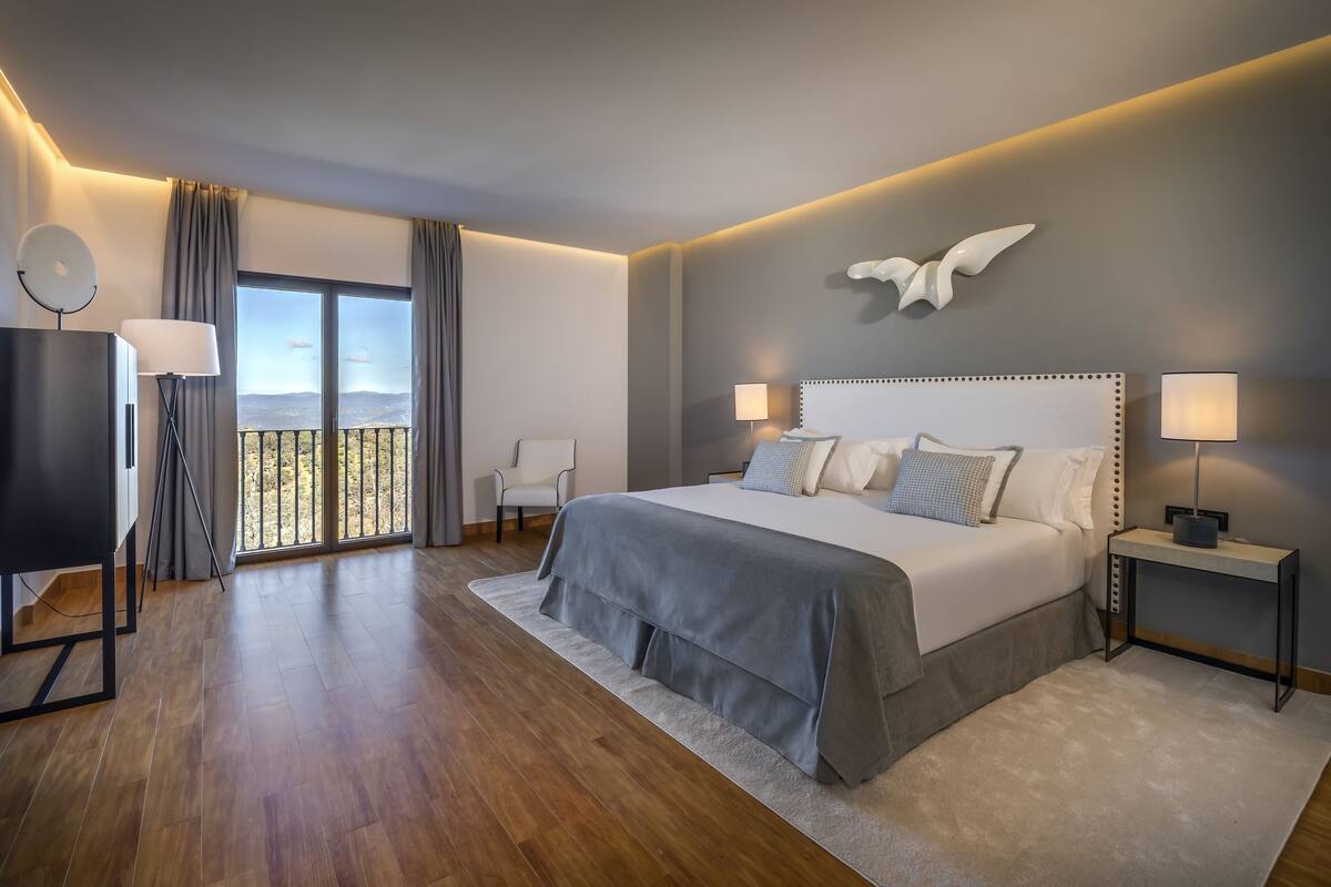 deluxe room (with extra bed) | 1 bedroom, minibar, in-room safe, desk