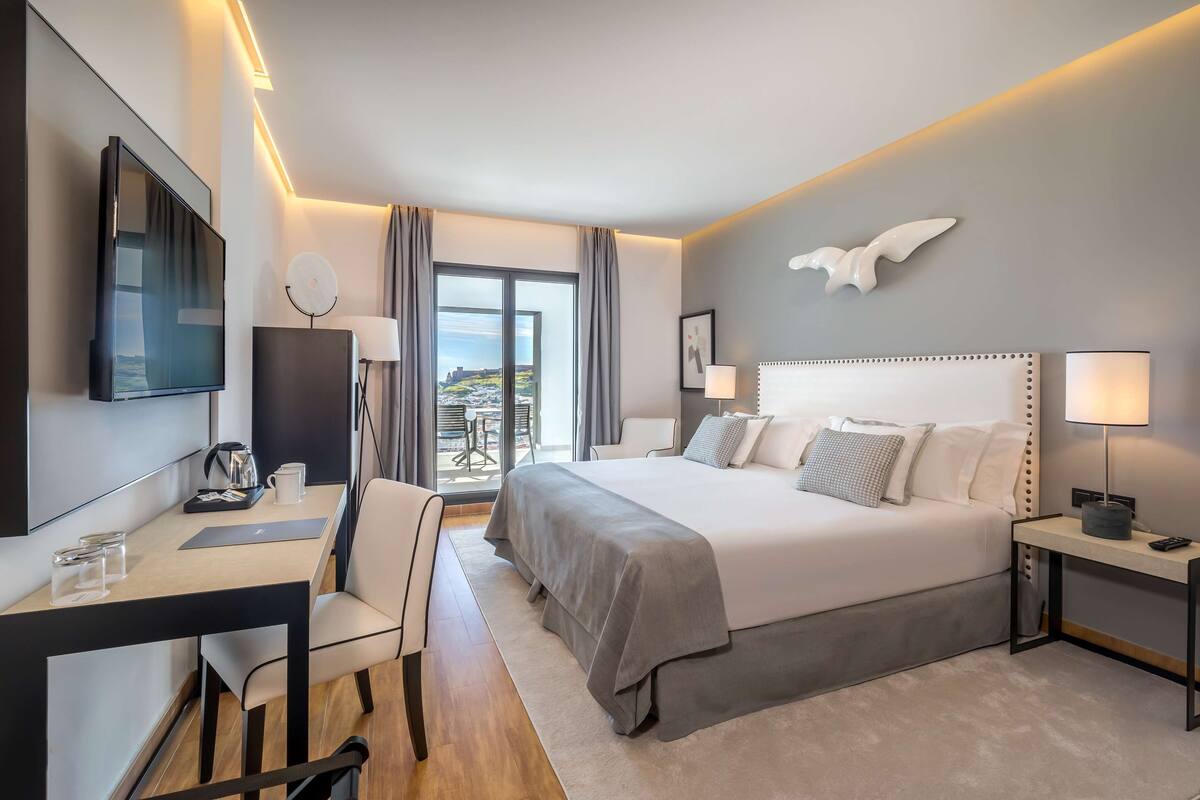 deluxe room (panoramic view) | 1 bedroom, minibar, in-room safe, desk