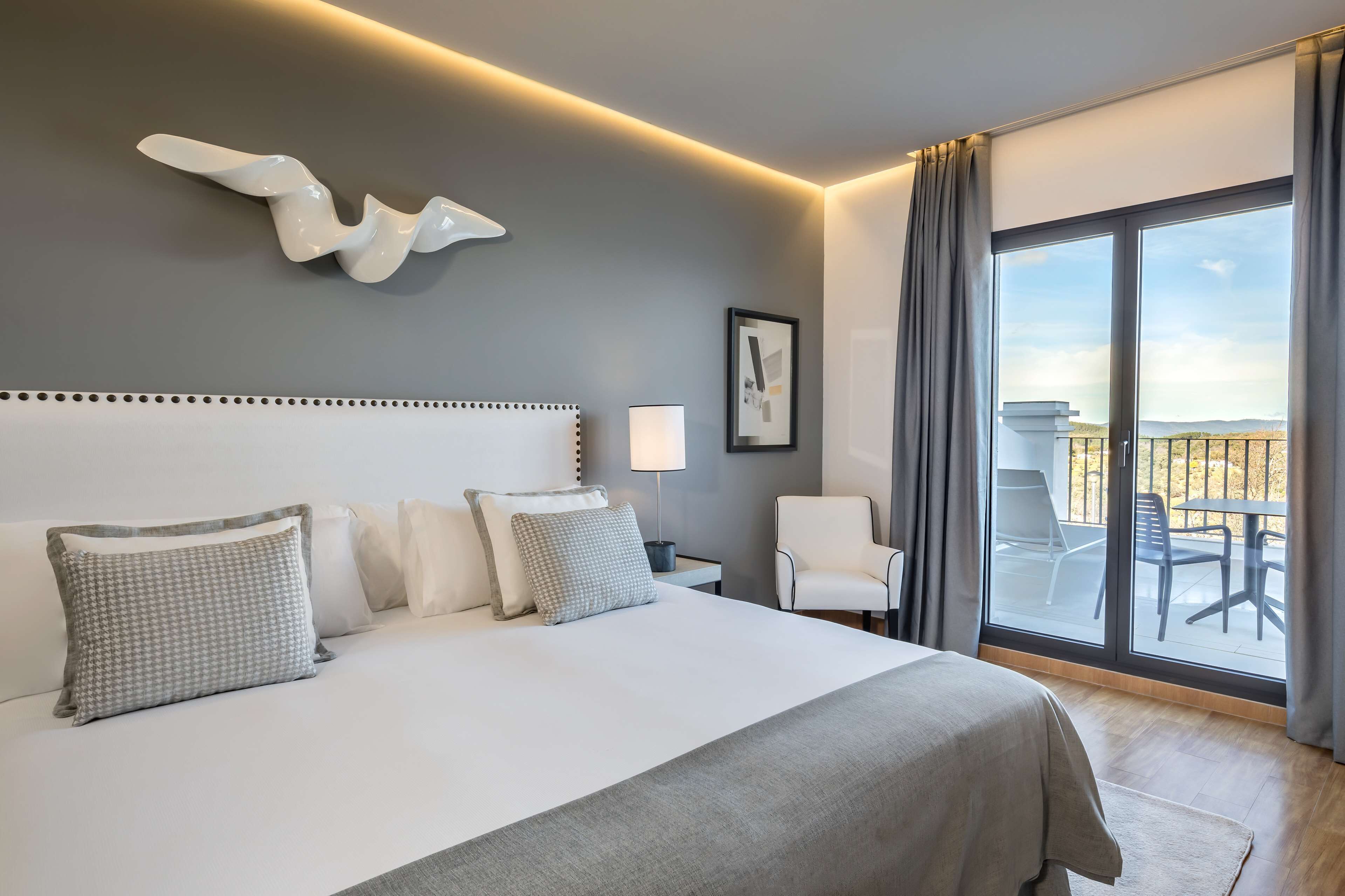 deluxe room, terrace | 1 bedroom, minibar, in-room safe, desk