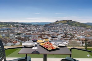 Minibar, coffres-forts dans les chambres, bureau