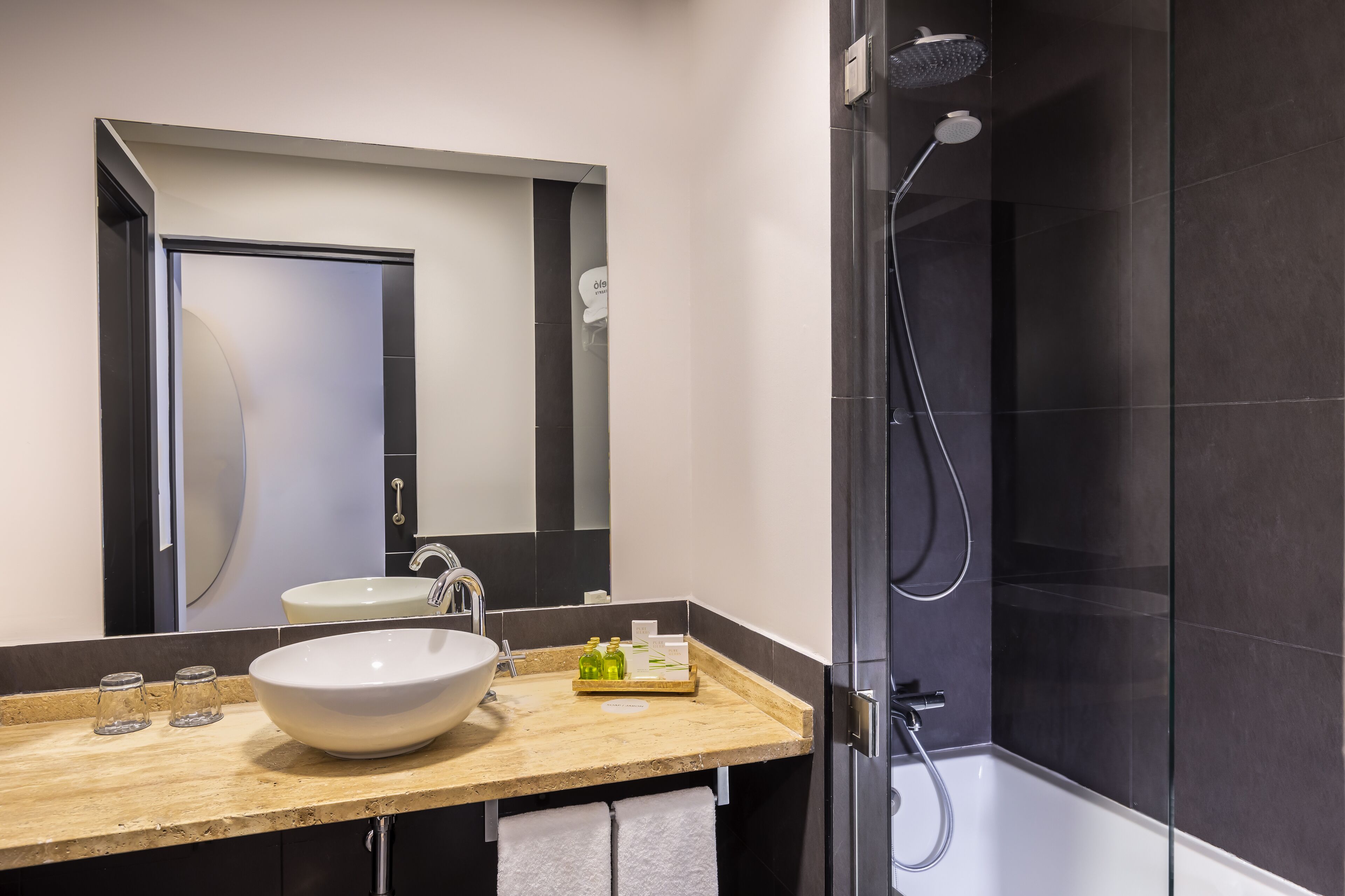 deluxe room (panoramic view) | bathroom | separate bathtub and shower, hair dryer, bidet, towels