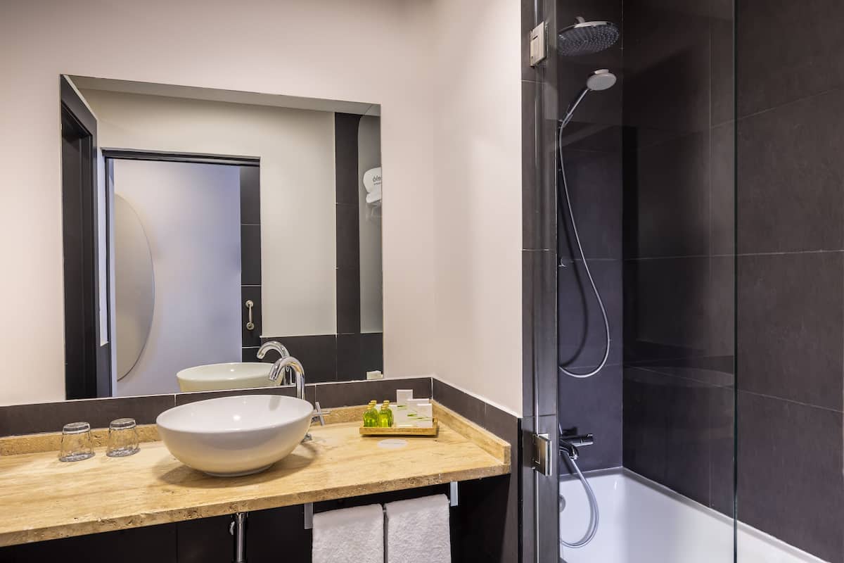 deluxe room (panoramic view) | bathroom | separate bathtub and shower, hair dryer, bidet, towels