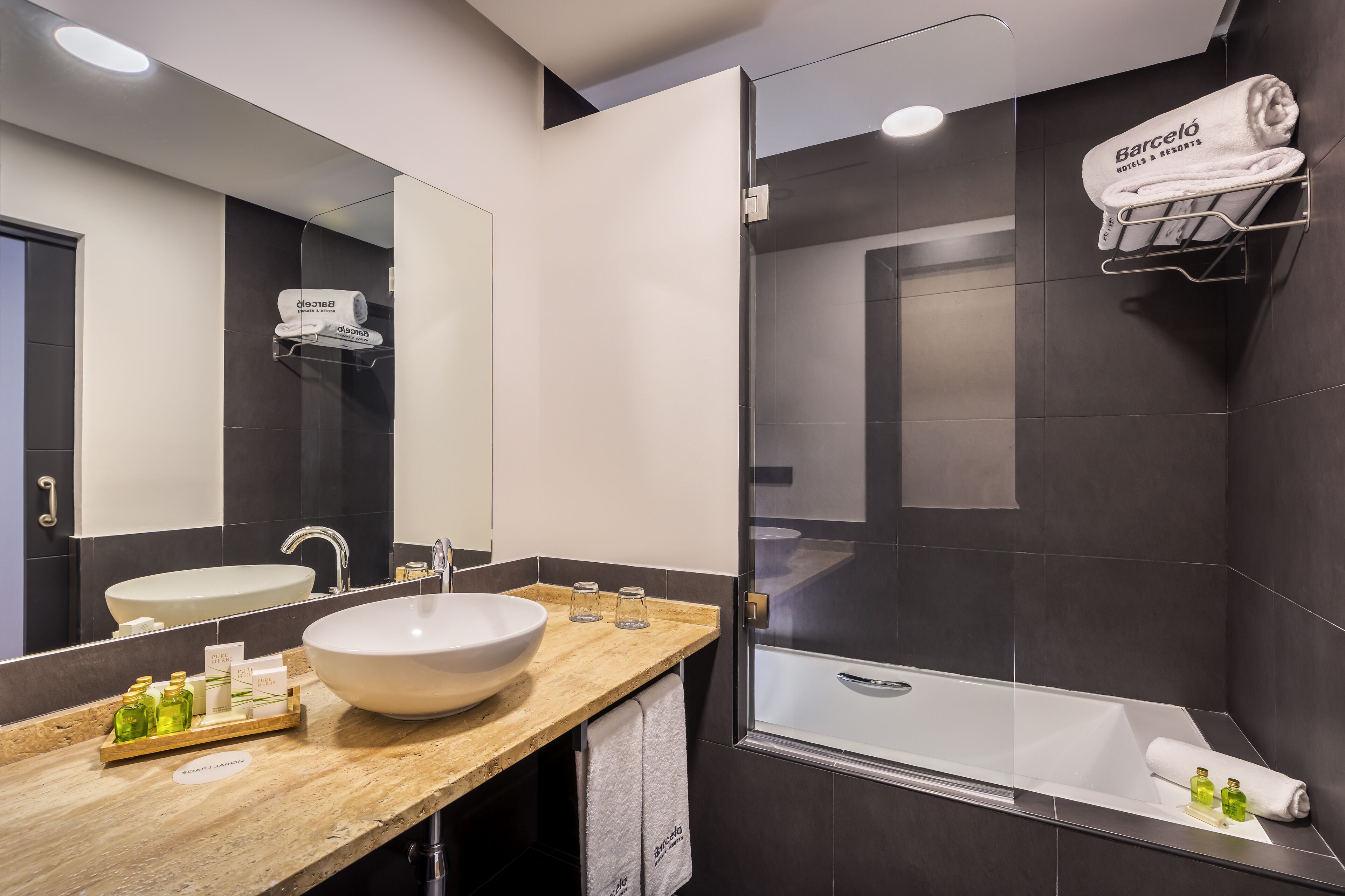 deluxe room, balcony | 1 bedroom, minibar, in-room safe, desk