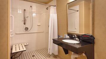 Combined shower/tub, free toiletries, hair dryer, towels